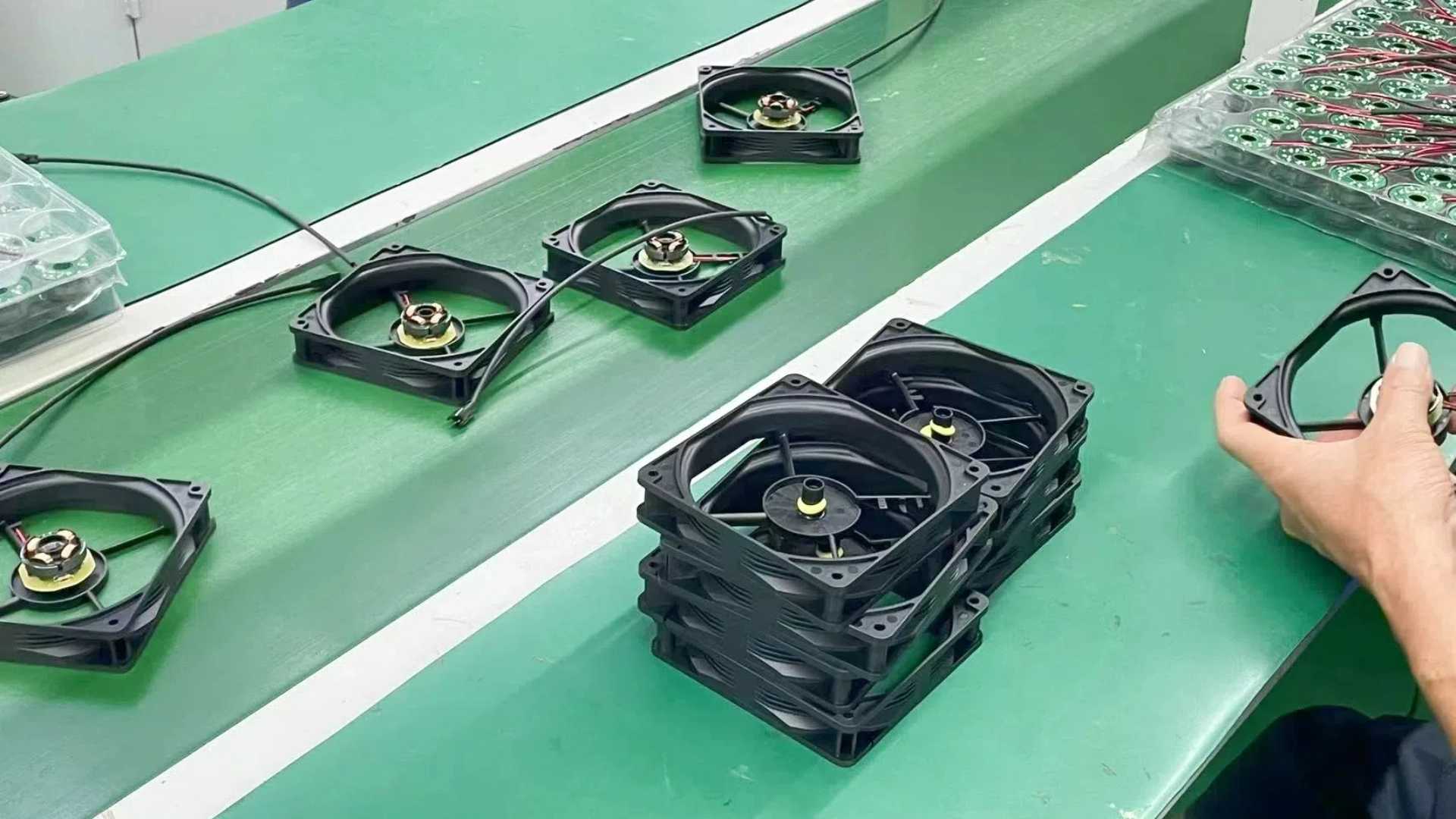 ¿Qué tipo de ventilador es el más adecuado para enfriar aires acondicionados o electrodomésticos grandes del hogar?