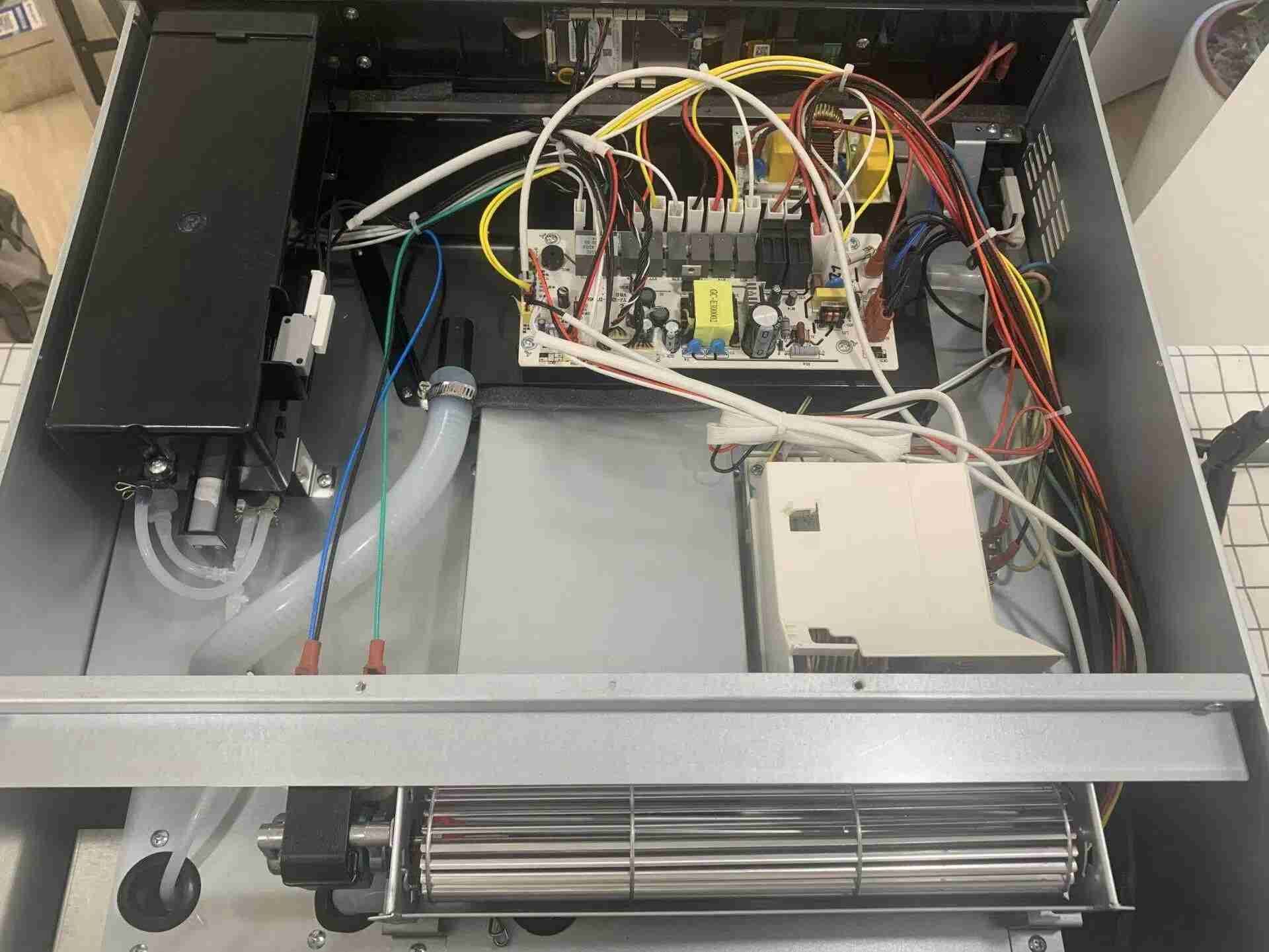 El ventilador de flujo cruzado ChungFo mejora el rendimiento de refrigeración de un horno combinado microondas-vapor líder en el mercado.